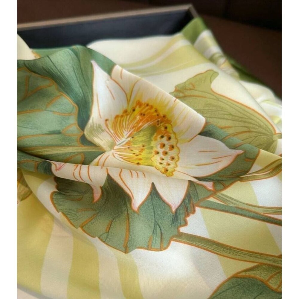 ✨Elegant Bandana Square Scarf Silky Satin Green Beige Floral luxurious Accessory - Picture 4 of 6